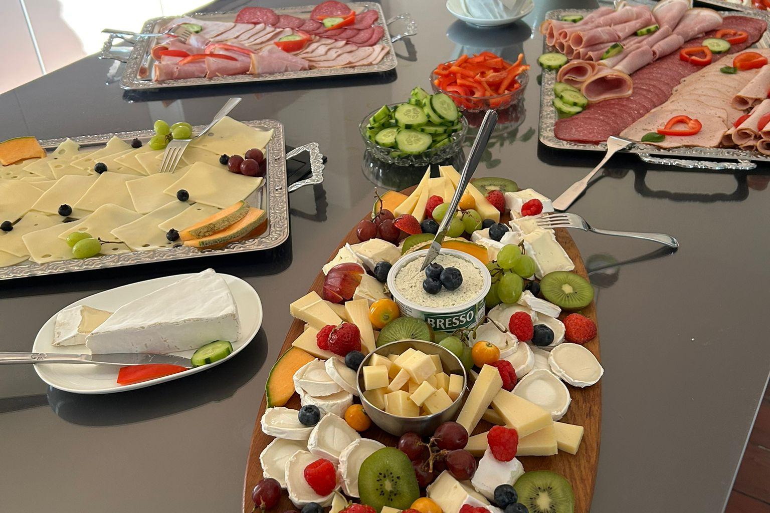 Servierplatten mit verschiedenen Leckereien aus dem Genuss-Frühstück auf der Anrichte im Pfarrhaus Wemmetsweiler