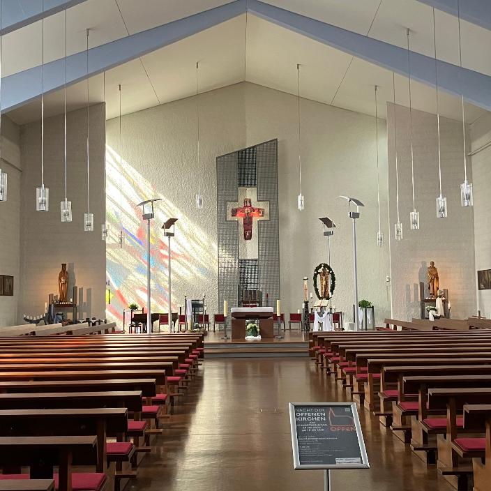 Kirche Hl. Rosenkranzkönigin Merchweiler, Innenansicht (c) Gabriele Raber Kirche Hl. Rosenkranzkönigin Merchweiler, Innenansicht