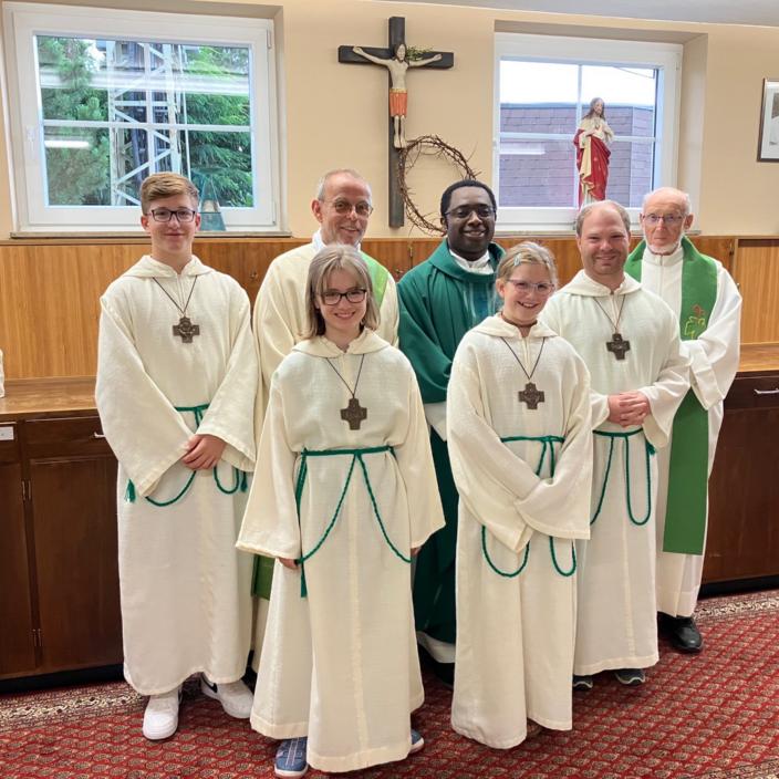 Zwei Messdienerinnen und zwei Messdiener mit Pastor, Diakon und Pfarrer in Ruhe in der Sakristei in Merchweiler (c) Gabriele Raber Zwei Messdienerinnen und zwei Messdiener mit Pastor, Diakon und Pfarrer in Ruhe in der Sakristei in Merchweiler